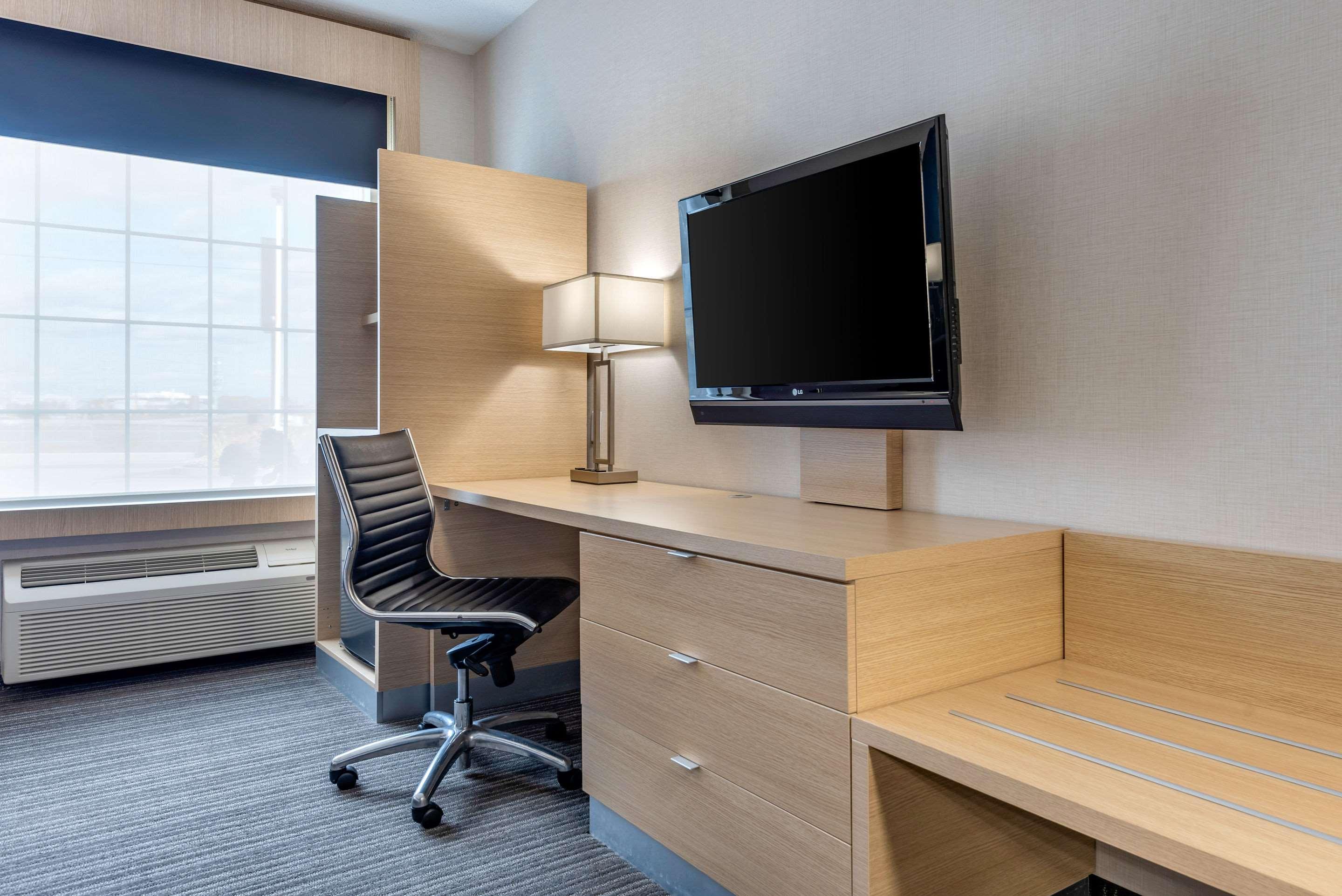 Quality Inn & Suites Оуквил Екстериор снимка