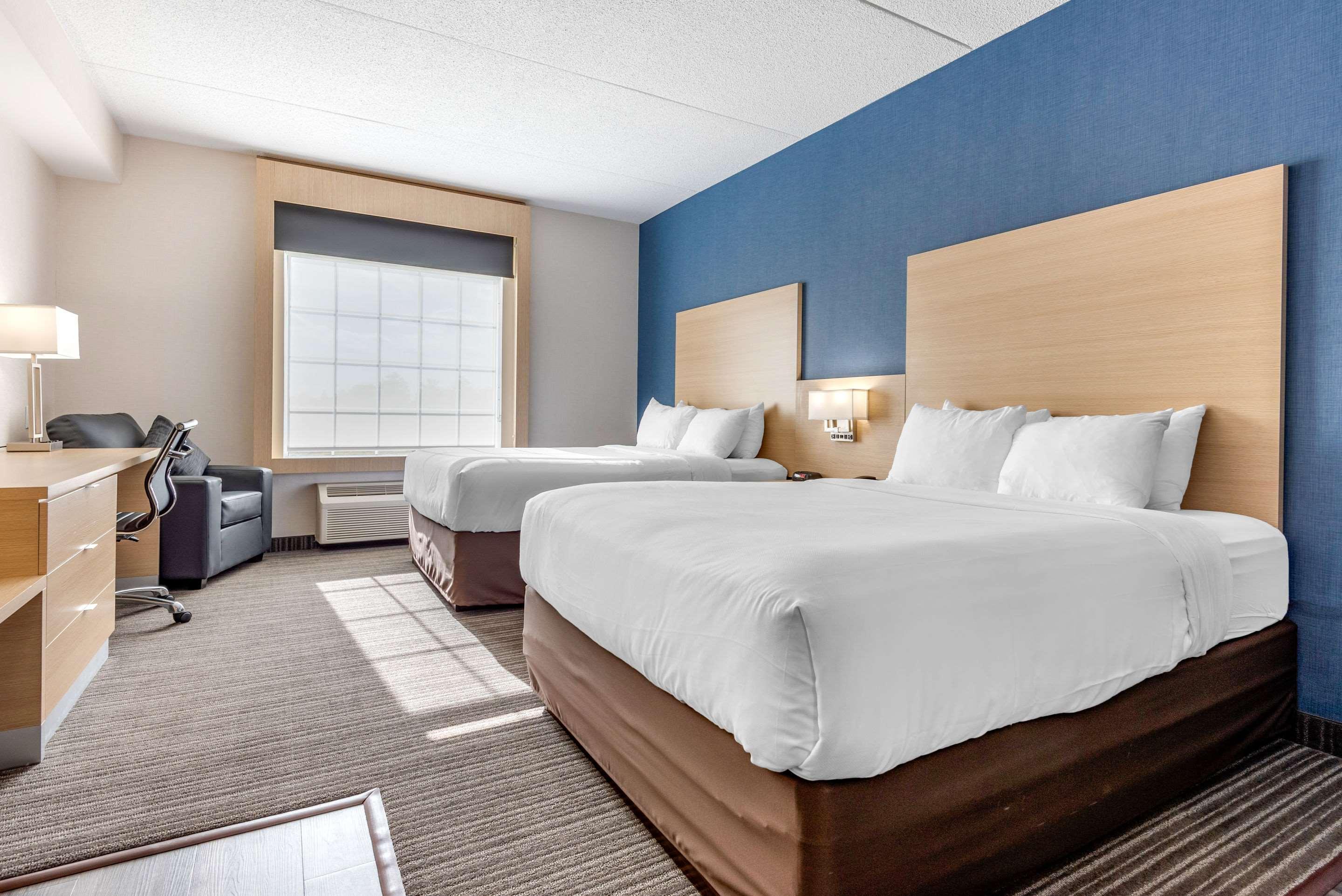 Quality Inn & Suites Оуквил Екстериор снимка