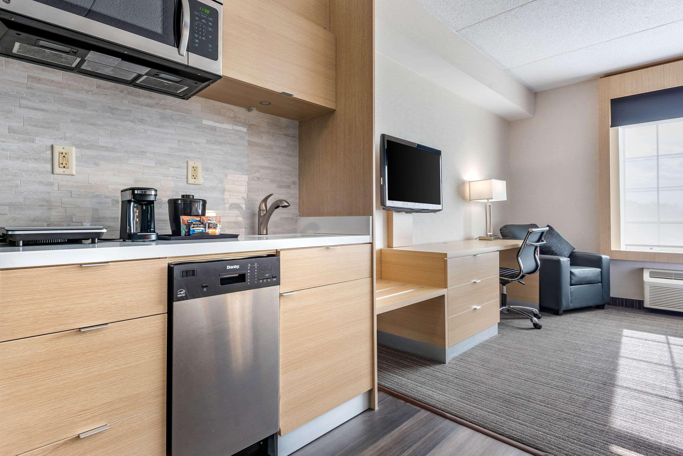 Quality Inn & Suites Оуквил Екстериор снимка