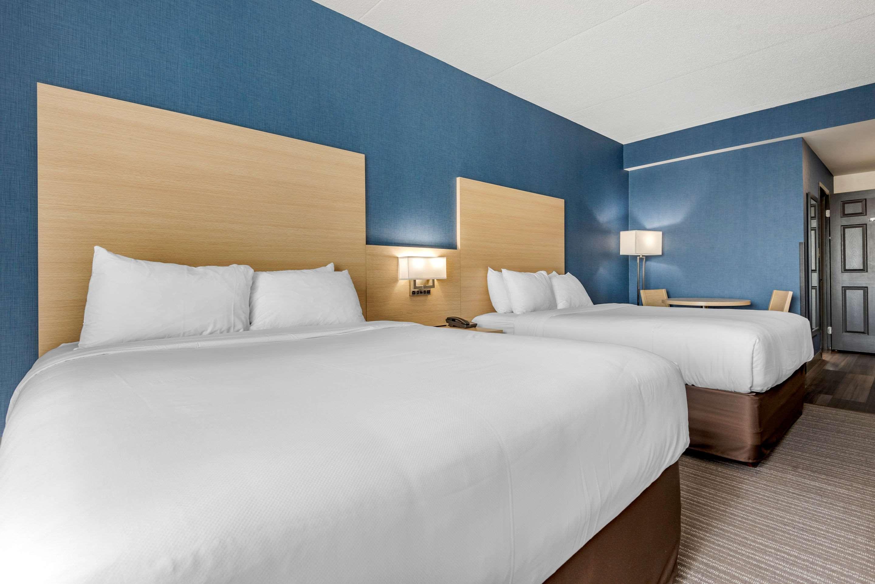 Quality Inn & Suites Оуквил Екстериор снимка