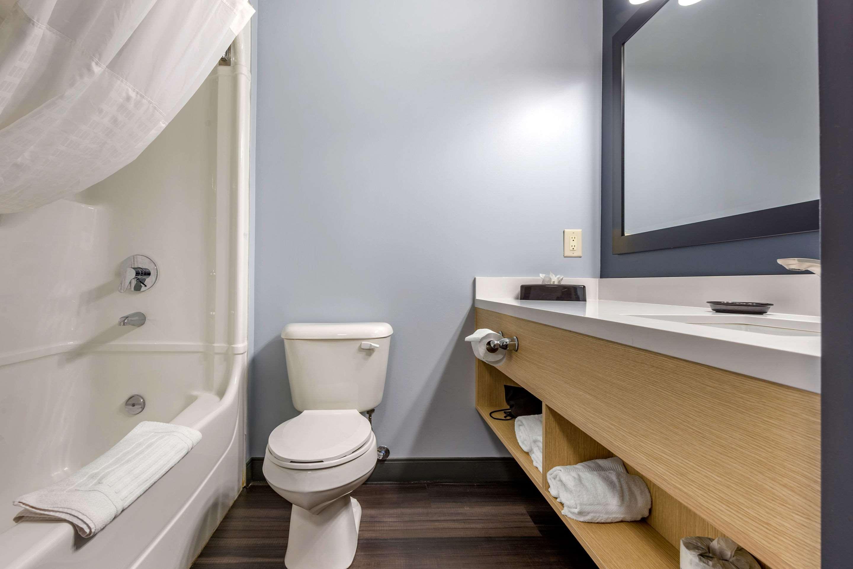 Quality Inn & Suites Оуквил Екстериор снимка