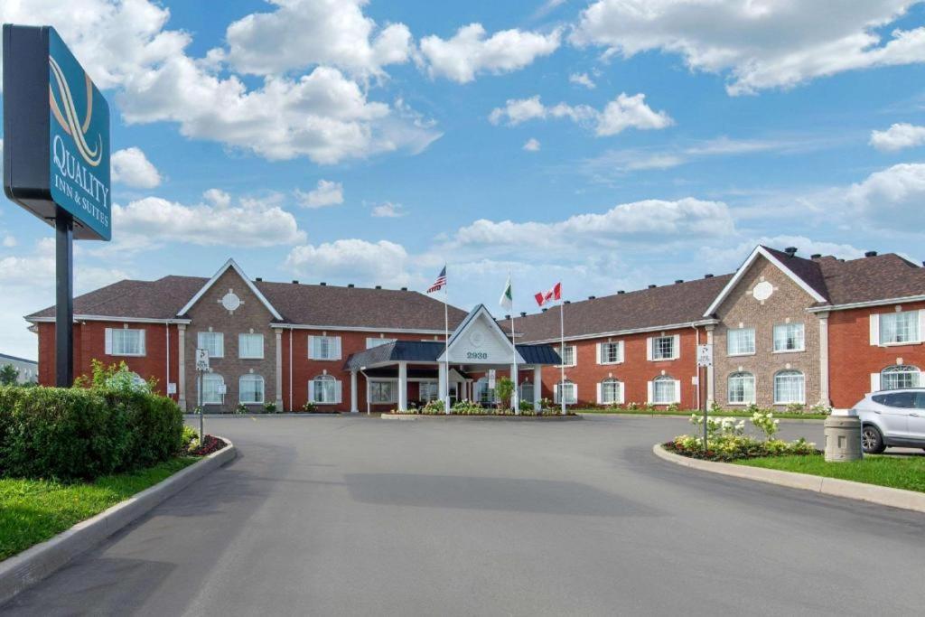 Quality Inn & Suites Оуквил Екстериор снимка