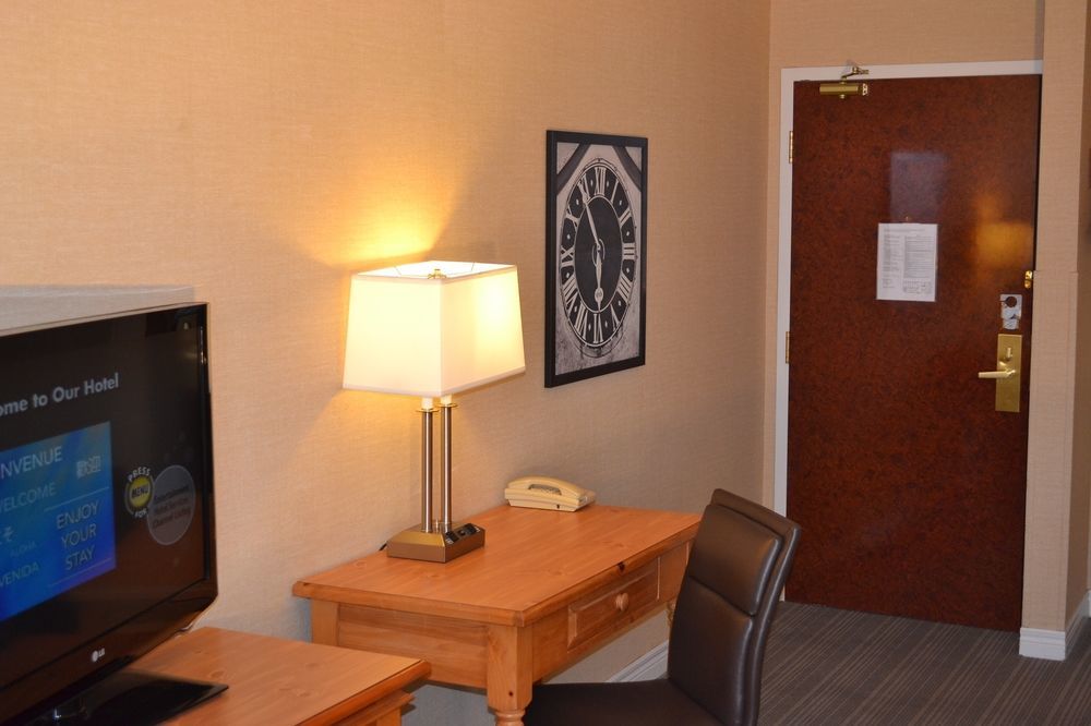 Quality Inn & Suites Оуквил Екстериор снимка