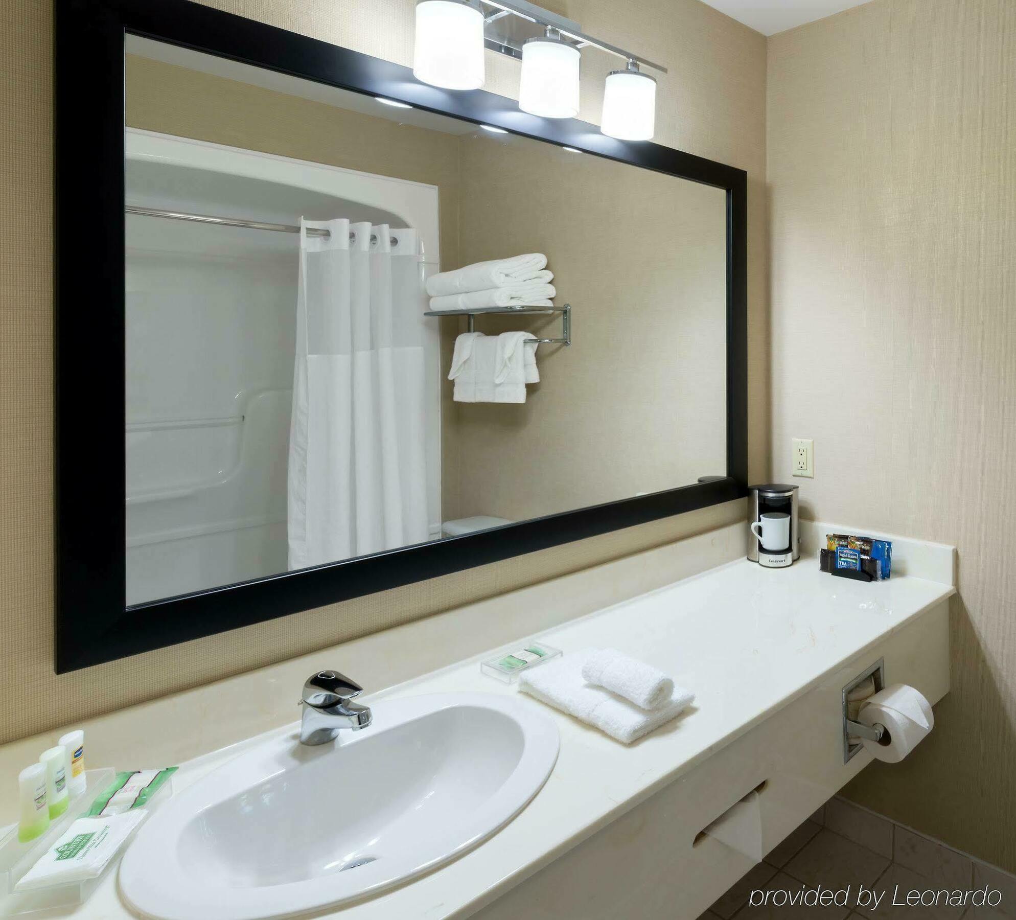 Quality Inn & Suites Оуквил Екстериор снимка