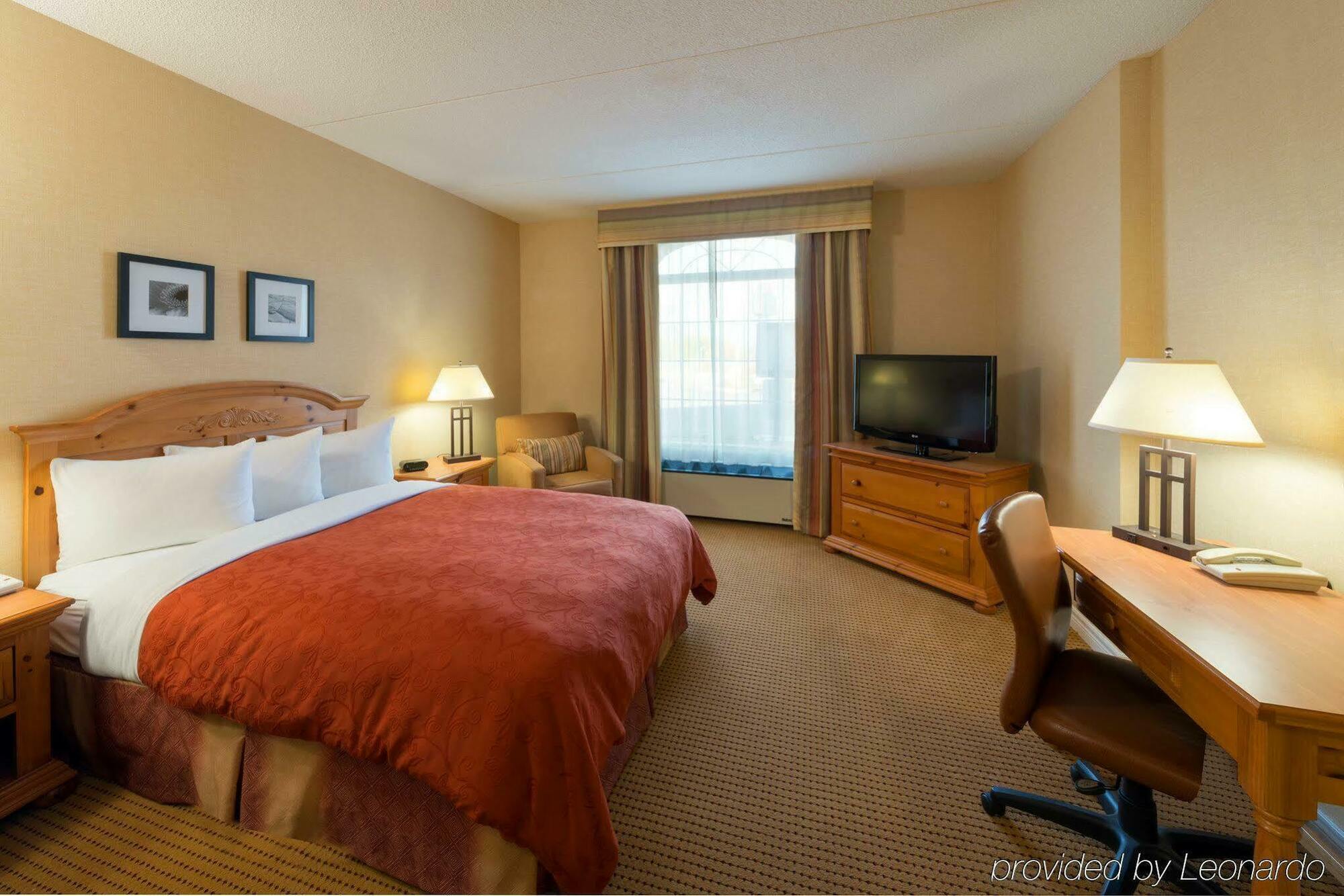 Quality Inn & Suites Оуквил Екстериор снимка