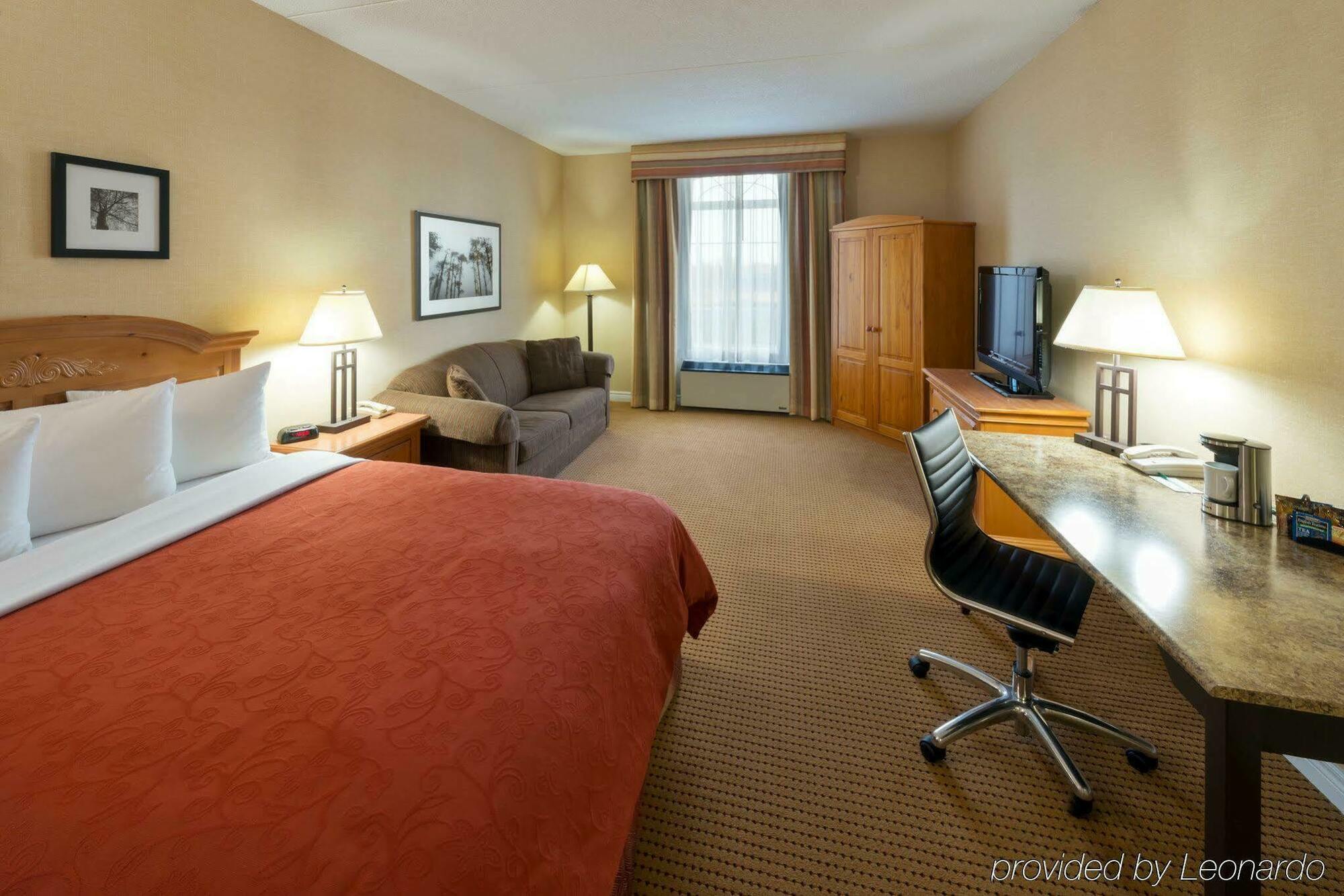 Quality Inn & Suites Оуквил Екстериор снимка