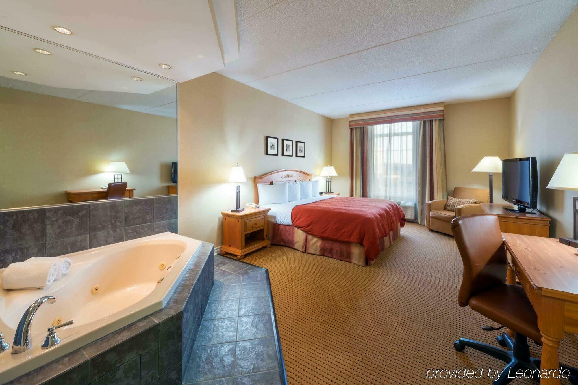 Quality Inn & Suites Оуквил Екстериор снимка