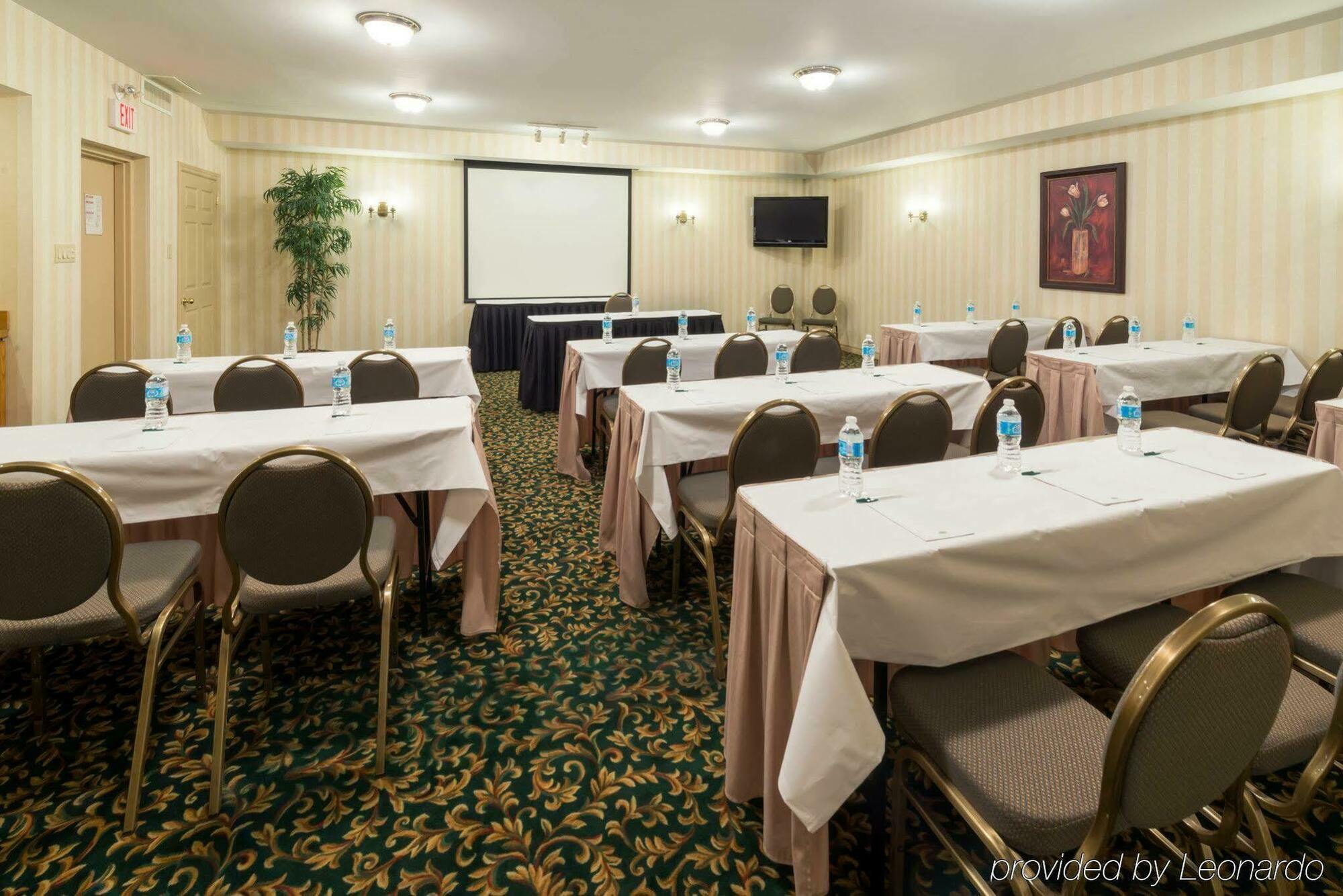 Quality Inn & Suites Оуквил Екстериор снимка